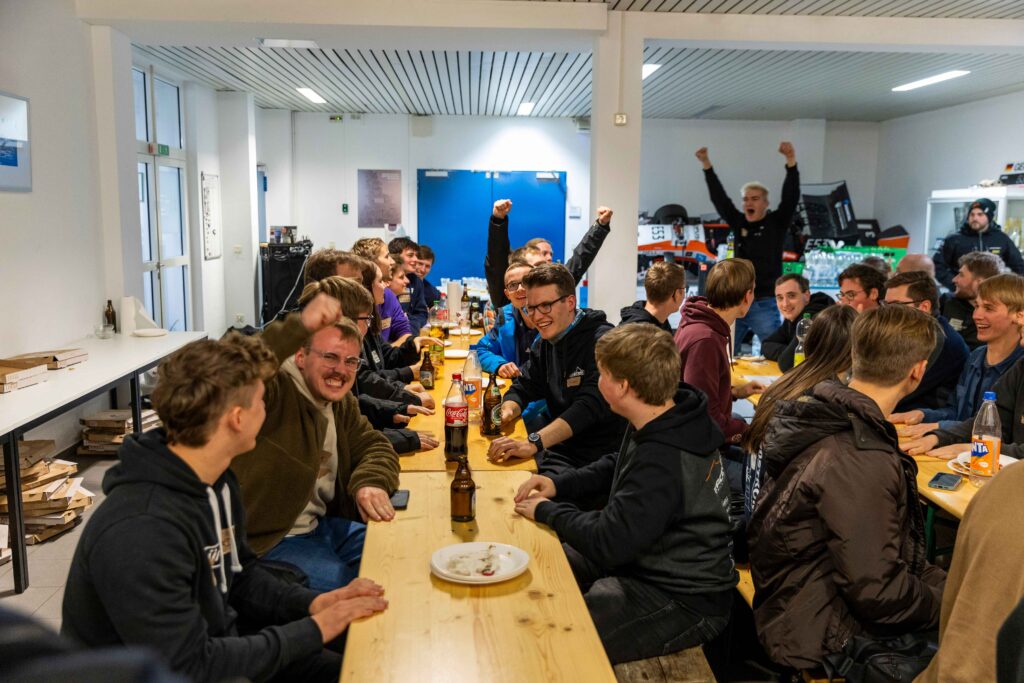 Students sitting at a table and celebrating the event Norddeutsches Teamtreffen